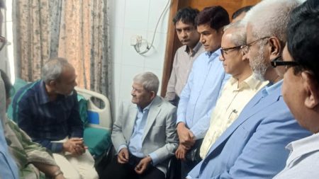 ডা. রফিককে দেখতে হাসপাতালে মির্জা ফখরুল মির্জা ফখরুল