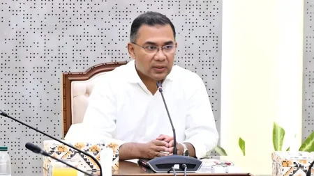 ছুটির দিনেও অফিস করছেন প্রধানমন্ত্রী প্রধানমন্ত্রী