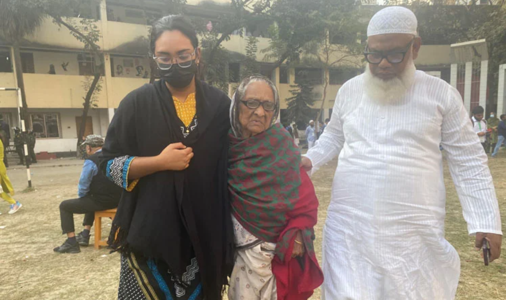 খিঁলগাও মডেল কলেজ কেন্দ্রে ভোট দিলেন ১১০ বছরের জমিরন নেসা