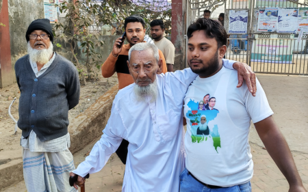 লাঠিতে ভর দিয়ে কেন্দ্রে এসে ভোটাধিকার প্রয়োগ করলেন শতবর্ষী হাফিজুর রহমান