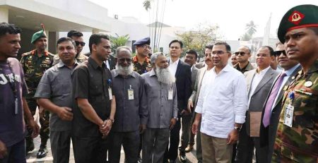 প্রধানমন্ত্রী কার্যালয়ে পুরনো কর্মচারীদের ডেকে কথা বললেন তারেক রহমান Tarak Rahman