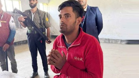 ব্যালট পেপারের বদলে সাদা কাগজ জমা দিয়ে যে শাস্তির মুখে যুবক সাদা কাগজ জমা