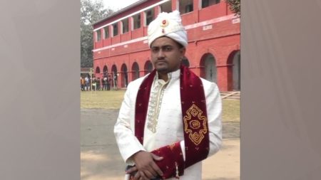 বরের সাজে যুবক