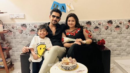 ফেসবুক পোস্টে স্ত্রীর মৃত্যুর খবর নিশ্চিত করে যা জানালেন জাহের আলভী alvi-family