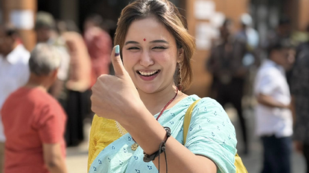 ‘সবাই পরিবার পরিজন নিয়ে ভোট দিচ্ছে, দেখেই ভালো লাগছে’ চমক