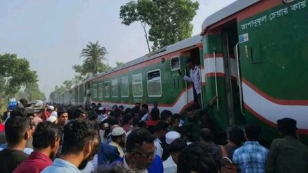 ট্রেনের বগি লাইনচ্যুত
