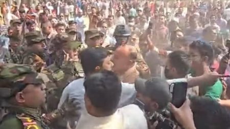 তোপের মুখে নাসীরুদ্দীন পাটওয়ারী, উদ্ধার করল সেনাবাহিনী নাসীরুদ্দীন পাটওয়ারী