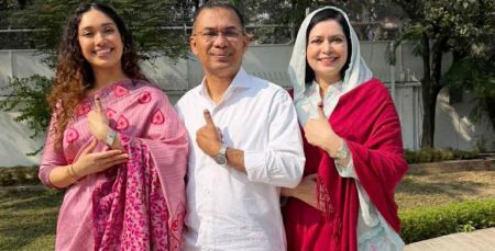 ভোট দিয়ে স্ত্রী ও মেয়েকে নিয়ে ফেসবুকে ছবি শেয়ার করলেন তারেক রহমান তারেক রহমান