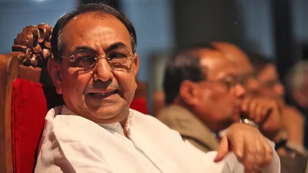 এগিয়ে গেলেন