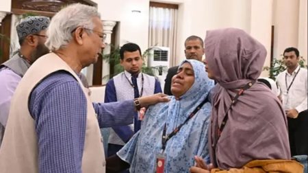 হাদির পরিবারকে ফ্ল্যাটের দলিল ও চাবি হস্তান্তর করলেন প্রধান উপদেষ্টা হাদির পরিবারকে ফ্ল্যাট