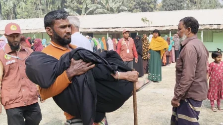 নব্বই বছরের বৃদ্ধা