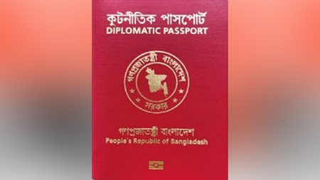 যে ১৩ উপদেষ্টা লাল পাসপোর্ট জমা দিয়েছেন লাল পাসপোর্ট