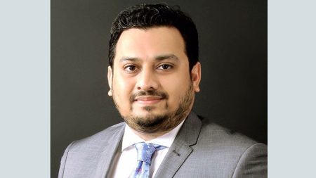 বিশাল ব্যবধানে এগিয়ে মীর হেলাল মীর হেলাল