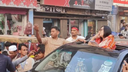 ভোটারদের উদ্দেশ্যে ‘ফ্লাইং কিস’ রুমিন ফারহানার উড়ন্ত চুমু