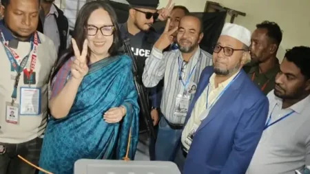 এগিয়ে আছেন