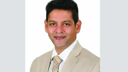 এগিয়ে আছেন