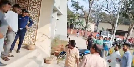 নাটোরে ওসির সামনেই ইজারাদারের কাছে যুবদল নেতার ৫ লাখ টাকা চাঁদা দাবি চাঁদা