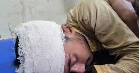 ভোটকেন্দ্রের সামনে ছাত্রদল নেতাকে ছুরিকাঘাত ছাত্রদল নেতাকে ছুরিকাঘাত