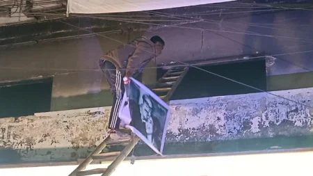 পুড়িয়ে দেওয়া যশোর আওয়ামী লীগ কার্যালয়ে হঠাৎ দেখা গেলো শেখ মুজিব ও শেখ হাসিনার ব্যানার ঝুলতে দেখা গেছে