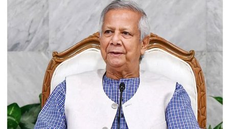 লাল পাসপোর্ট হস্তান্তর করেছেন ড. ইউনূস লাল পাসপোর্ট হস্তান্তর