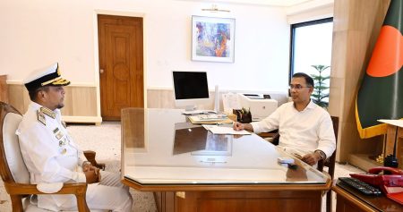 প্রধানমন্ত্রীর সঙ্গে সৌজন্য সাক্ষাৎ করলেন নৌবাহিনী প্রধান