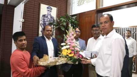 ঐতিহাসিক বিজয়ে তারেক রহমানকে ফুলেল শুভেচ্ছা জানিয়ে মিষ্টি পাঠালেন মমতা তারেক