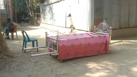 সম্পত্তি নিয়ে বিরোধে ৩০ ঘণ্টা আটকে ছিল বাবার মরদেহ, সমঝোতার পর দাফন দাফন সম্পন্ন