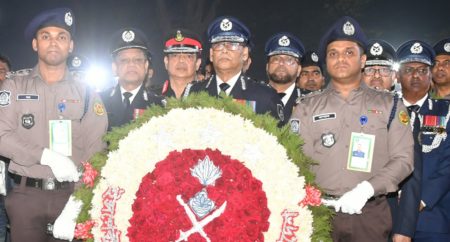 একুশের প্রথম প্রহরে ভাষা শহিদদের প্রতি আইজিপির শ্রদ্ধা নিবেদন নিবেদন