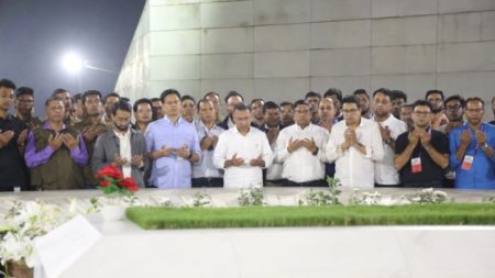 মা-বাবার কবর জিয়ারতের মাধ্যমে নির্বাচনী প্রচারণা শেষ করলেন তারেক রহমান নির্বাচনী প্রচারণা শেষ