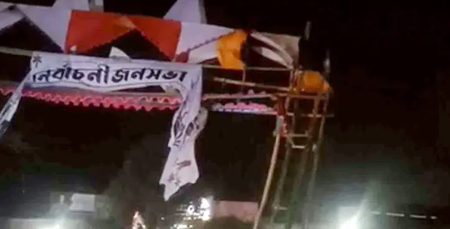 চাঁপাইনবাবগঞ্জে জামায়াত আমিরের আগমন উপলক্ষে নির্মিত তোরণ ভেঙে দিলো প্রশাসন নির্মিত তোরণ
