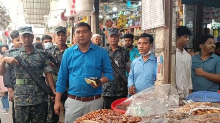 মানিকগঞ্জে পঁচা ফল ও খেজুর বিক্রির দায়ে জরিমানা পঁচা ফল ও খেজুর বিক্রি