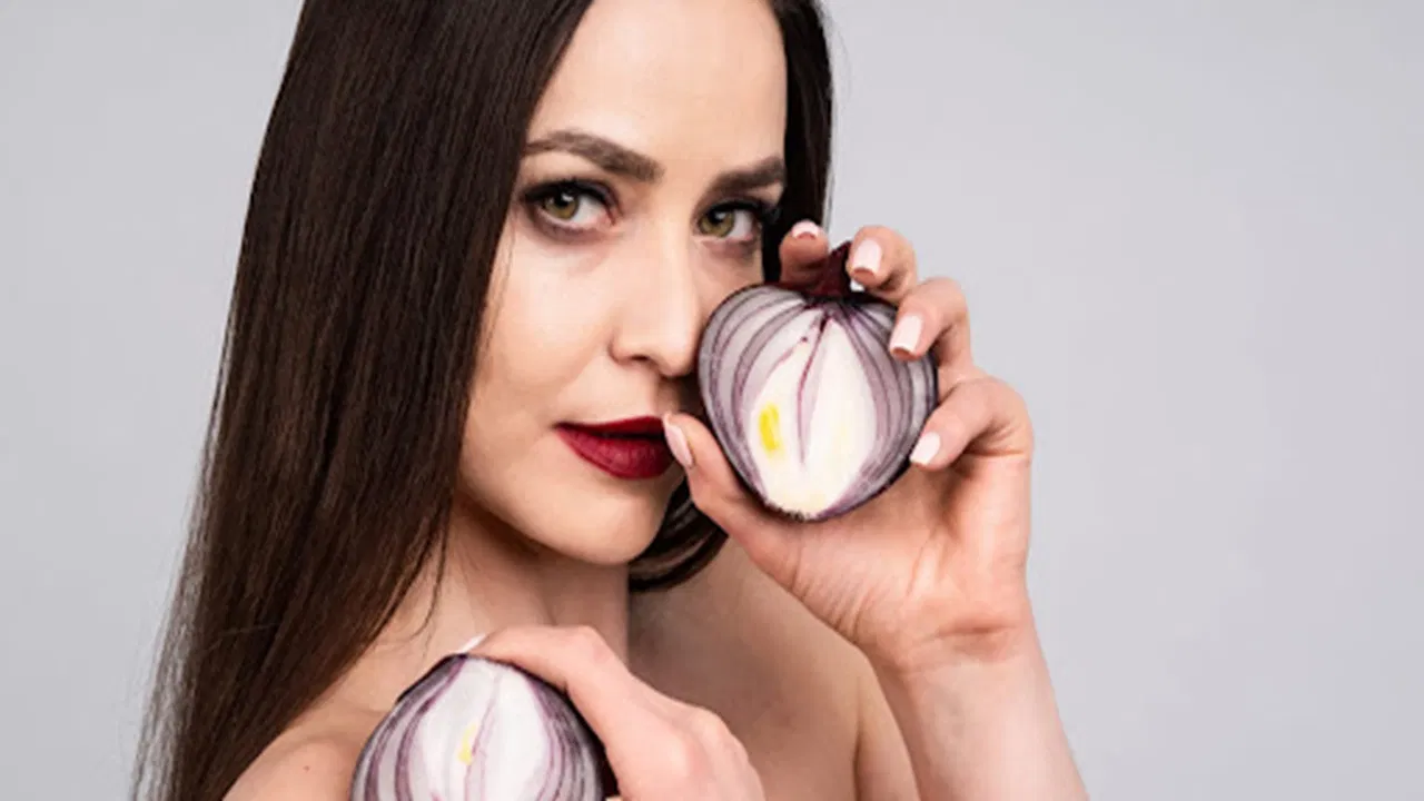 পেঁয়াজের গুণেই বাড়বে ত্বকের স্নিগ্ধতা