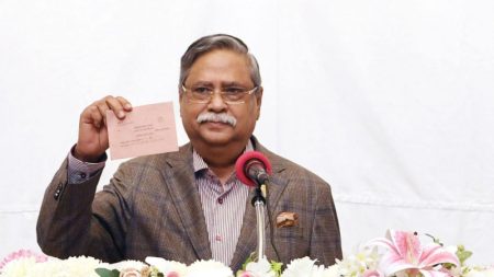 পোস্টাল ব্যালটে ভোট দিলেন রাষ্ট্রপতি পোস্টাল ব্যালটে ভোট দিলেন রাষ্ট্রপতি