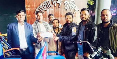 নোয়াখালীতে ১৬ লাখ টাকার সোনা ফেরত দিয়ে রিকশাচালকের সততার দৃষ্টান্ত ফেরত