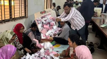 শান্তিপূর্ণ ভোটের পর শুরু হলো গণনা, ফলাফলের অপেক্ষায় দেশ ভোট