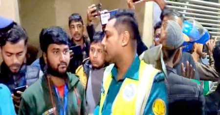 ভোট কেন্দ্রে প্রবেশ