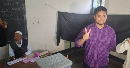 ভোট দিলেন হাসনাত আবদুল্লাহ ভোট দিলেন