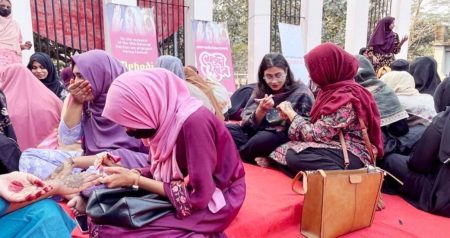 চাঁপাইনবাবগঞ্জে ভোটের স্মৃতি ধরে রাখতে নতুন ভোটারদের হাতে মেহেদির আলপনা মেহেদি