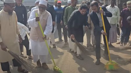 ঝাড়ু হাতে রাস্তা পরিষ্কার কাজে শাহজাহান চৌধুরী শাহজাহান চৌধুরী