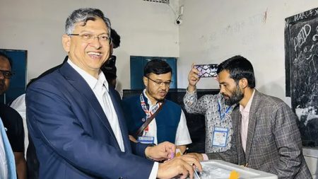 নিরঙ্কুশ জয়ের পথে সালাহউদ্দিন আহমদ সালাহউদ্দিন আহমদ