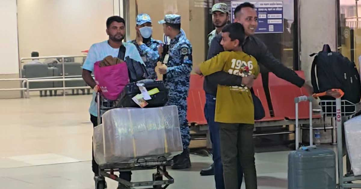 বিশেষ ফ্লাইটে ফিরে এলেন দুবাইয়ে আটকে পড়া বাংলাদেশিরা