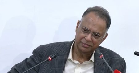 মানুষ আতঙ্কে পাম্পগুলোতে হুমড়ি খেয়ে পড়ায় সংকট শুরু হয়েছে: জ্বালানি মন্ত্রী সংকট শুরু হয়েছে