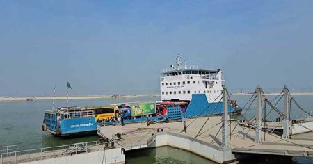 দৌলতদিয়া-পাটুরিয়া নৌরুটে ফেরি চলাচল বন্ধ ফেরি চলাচল বন্ধ