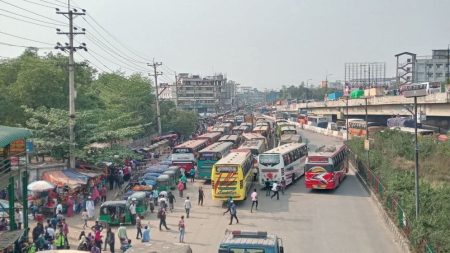 মহাসড়কে ঘরমুখো মানুষের ঢল, ন্যায্য ভাড়া ও যানজটহীন যাত্রায় খুশি ন্যায্য ভাড়া