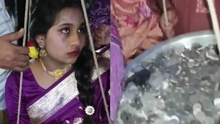 নিজের ওজনের সমান পয়সা উপহার পেলেন তরুণী নিজের ওজনের সমান পয়সা