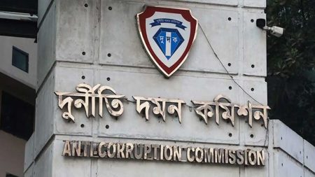 পদত্যাগ করলেন দুদক চেয়ারম্যান ও কমিশনাররা দুদক চেয়ারম্যান