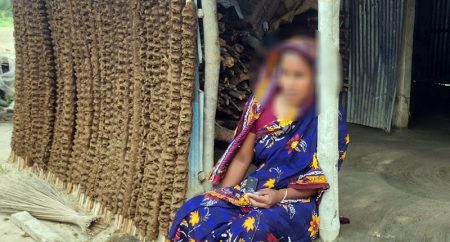 ‘কম কষ্টে চাল আনতে যাইনি, চেয়ারম্যান আমার গলা চেপে ধরেছে’ চেয়ারম্যান