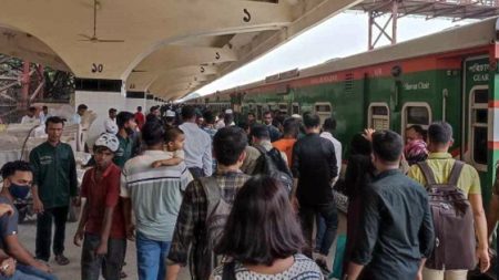 কমলাপুর স্টেশনে ঘরমুখো মানুষের ঢল কমলাপুর স্টেশন
