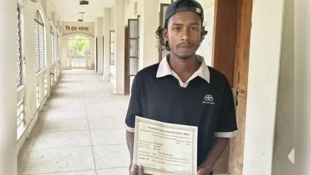 ফরম পূরণ করতে এসে জানতে পারে আগের বছরই পাস করেছে এইচএসসি পরিক্ষা