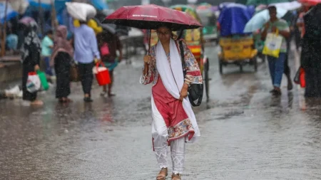 মৌসুমের প্রথম বৃষ্টিতে ভিজল ঢাকা বৃষ্টি